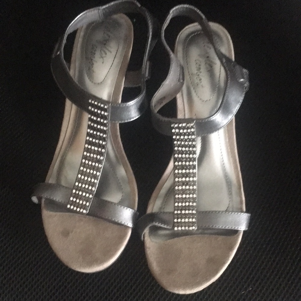 🦚Strappy embellished wedges (8 Wide!)